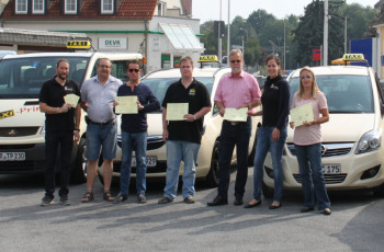 Michael Schott, Jugendpfleger; Thomas Prinz und Michael Halbhuber von Taxi Prinz Schwalmstadt; Nils Riebeling von Taxi Riebeling; 1. Stadtrat Detlef Schwierzeck; Jenniffer Campos, Jugendpflegerin und Sieglinde Sender von Taxi Kohl (v.l). Foto: nh