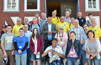 Gruppenbild mit Bürgermeister Markus Boucsein vor dem Melsunger Rathaus. Foto: nh