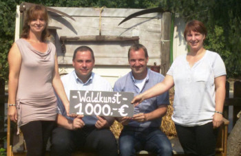 Die Inhaberinnen des Dekoladens „Waldkunst“ Nicole Bitter und Susanne Jungklaus überreichten Bürgermeister Andreas Schultheis und dem Jugendarbeiter Daniel Helwig einen Scheck über 1.000 Euro. Foto: nh Die Inhaberinnen des Dekoladens „Waldkunst“ Nicole Bitter und Susanne Jungklaus überreichten Bürgermeister Andreas Schultheis und dem Jugendarbeiter Daniel Helwig einen Scheck über 1.000 Euro. Foto: nh