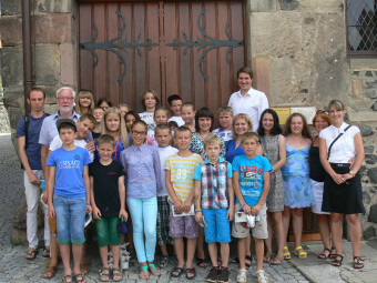 21 Kinder aus der Homberger Partnerstadt Stolin waren zu Besuch bei Bürgermeister Dr. Nico Ritz (hinten re.) im Homberger Rathaus. Sie wurden von Lehrkräften und Dieter Kirchner (2.v.l.) vom Partnerschaftsverein Stolin begleitet. Foto: Dittmer