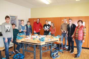 Workshop „Bau von Solarautos“/ Lehrkraft: Frau Renate Krischak, Workshopleiter: Dirk Schnieders vom Wassererlebnishaus Fuldatal und Lerngruppe. Foto: nh