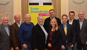 Wollen für die FDP in den Kreistag (v.l.n.r.): Manfred Emde, Dieter Posch, Ulrich Manthei, Renate Schütz, angeführt von Wiebke Reich und Nils Weigand, Söhnke Salzmann, Dr. Constantin H. Schmitt und Reinhold Hocke (v.l.). Foto: nh