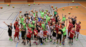 41 Handballkids aus der Region freuen sich über einen neuen Handball.  Foto: Ryszard Kasiewicz