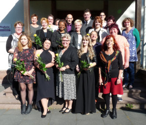 Der erste Kurs der verkürzten Altenpflege-Ausbildung an der Hephata-Akademie für soziale Berufe hat seine Ausbildung beendet. Foto: nh Der erste Kurs der verkürzten Altenpflege-Ausbildung an der Hephata-Akademie für soziale Berufe hat seine Ausbildung beendet. Foto: nh