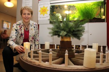 Inge Wickert am Adventskranz der Hephata-Klinik im vergangenen Jahr. Foto: nh Inge Wickert am Adventskranz der Hephata-Klinik im vergangenen Jahr. Foto: nh