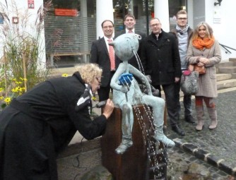 Das vierte Brunnenmädchen von acht: Carin Grudda (l.) signiert die Skulptur. Beim Termin dabei (v.l.): Jürgen Bubenhagen, Sparkassendirektor der Kreissparkasse Schwalm-Eder, Stefan Reith, Geschäftsbezirksleiter der Sparkasse, Bürgermeister Frank Börner, Daniel Kauffeld, Praktikant bei Carin Grudda, und Claudia Pfeiffer, eine Freundin der Künstlerin. Foto: nh