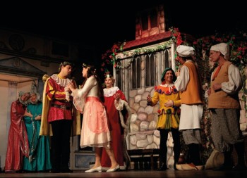 Ensemble des Tourneetheater Hamburg präsentiert das Kindermärchen Dornröschen. Foto: nh Ensemble des Tourneetheater Hamburg präsentiert das Kindermärchen Dornröschen. Foto: nh