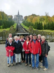 Die Wandergruppe vor dem Herkules. Foto: nh Die Wandergruppe vor dem Herkules. Foto: nh