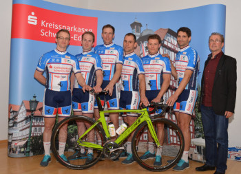 Der sportliche Leiter Dr. Dieter Vaupel (ganz rechts) hat sie auch in der kommenden Saison wieder alle unter Vertrag: Falk Hepprich, Roman Kuntschik, Axel Hauschke, Philipp Sohn, Leonard Mayrhofer und Aadyl Khatib. Hinzu kommen sieben weitere Spitzenradsportler aus der Region. Foto: nh Der sportliche Leiter Dr. Dieter Vaupel (ganz rechts) hat sie auch in der kommenden Saison wieder alle unter Vertrag: Falk Hepprich, Roman Kuntschik, Axel Hauschke, Philipp Sohn, Leonard Mayrhofer und Aadyl Khatib. Hinzu kommen sieben weitere Spitzenradsportler aus der Region. Foto: nh
