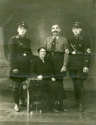 Fotografie der Familie Pittschellis Ende der 1930er Jahre, zu diesem Zeitpunkt war Sohn Ernst SS-Hauptscharführer und Sohn Adolf SS-Obersturmführer. Foto: Archiv Thomas Schattner Fotografie der Familie Pittschellis Ende der 1930er Jahre, zu diesem Zeitpunkt war Sohn Ernst SS-Hauptscharführer und Sohn Adolf SS-Obersturmführer. Foto: Archiv Thomas Schattner
