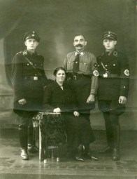 Fotografie der Familie Pittschellis Ende der 1930er Jahre, zu diesem Zeitpunkt war Sohn Ernst SS-Hauptscharführer und Sohn Adolf SS-Obersturmführer. Foto: Archiv Thomas Schattner 