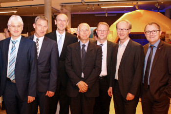 Prof. Dr. Clemens Hoffmann (Fraunhofer IWES), Holger Schach (Regionalmanagement Nordhessen), Thomas Weber (EAM), Prof. Dr. Ludwig Brabetz (Universität Kassel), Dr. Gerd Stöhr (Volkswagen), Dr. Thorsten Ebert (Kasseler Verkehrs-Gesellschaft) und Dr. Rainer Waldschmidt (HA Hessen Agentur) (v.l.). Foto: nh     Prof. Dr. Clemens Hoffmann (Fraunhofer IWES), Holger Schach (Regionalmanagement Nordhessen), Thomas Weber (EAM), Prof. Dr. Ludwig Brabetz (Universität Kassel), Dr. Gerd Stöhr (Volkswagen), Dr. Thorsten Ebert (Kasseler Verkehrs-Gesellschaft) und Dr. Rainer Waldschmidt (HA Hessen Agentur) (v.l.). Foto: nh