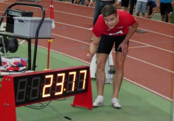 Dennis Horn mit seiner 200-Meter-Siegerzeit. Foto Alwin J. Wagner