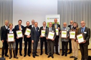 Der Vorsitzende des Fördergremiums, Kay-Henric Engel, (1. von links) und Kreishandwerksmeister Frank Dittmar (6. von links) mit den Sponsoren und Unterstützern des Bildungsfonds Schwalm-Eder. Foto: Rebecca Harke Der Vorsitzende des Fördergremiums, Kay-Henric Engel, (1. von links) und Kreishandwerksmeister Frank Dittmar (6. von links) mit den Sponsoren und Unterstützern des Bildungsfonds Schwalm-Eder. Foto: Rebecca Harke
