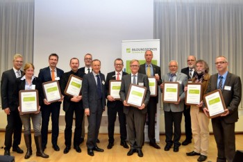 Der Vorsitzende des Fördergremiums, Kay-Henric Engel, (1. von links) und Kreishandwerksmeister Frank Dittmar (6. von links) mit den Sponsoren und Unterstützern des Bildungsfonds Schwalm-Eder. Foto: Rebecca Harke