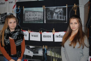 Die Fotografie zeigt zwei Schülerinnen der E-Phase (Jahrgang 11) vor ihren Werken im Kunstraum. Foto: nh Die Fotografie zeigt zwei Schülerinnen der E-Phase (Jahrgang 11) vor ihren Werken im Kunstraum. Foto: nh