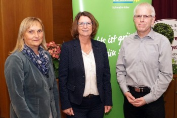 Grünen-Spitzenkandidatin Dr. Bettina Hoffmann, Hessens Umweltministerin Priska Hinz und der Fraktionsvorsitzende der Grünen Niedenstein, Jörg Warlich (v.l.). Fotoquelle: Jörg Warlich