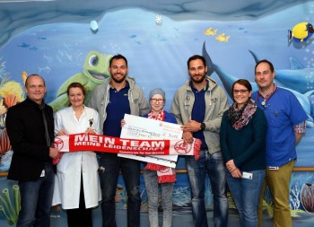 Stefan Wimmel (2. Vorsitzender “Kleine Riesen Nordhessen e.V.“), Prof. Dr. med. Michaela Nathrath (1. Vorsitzende "Kleine Riesen Nordhessen e.V.“), Michael Müller, Marie Schmidt, Philipp Müller, Yvonne Sinning (Stationsleitung Kinderonkologie) und Dr. med. Thomas Voelker (Leitender Arzt des ambulanten KinderPalliativTeams Nordhessen) (v.l.). Foto: Hartung Stefan Wimmel (2. Vorsitzender “Kleine Riesen Nordhessen e.V.“), Prof. Dr. med. Michaela Nathrath (1. Vorsitzende "Kleine Riesen Nordhessen e.V.“), Michael Müller, Marie Schmidt, Philipp Müller, Yvonne Sinning (Stationsleitung Kinderonkologie) und Dr. med. Thomas Voelker (Leitender Arzt des ambulanten KinderPalliativTeams Nordhessen) (v.l.). Foto: Hartung