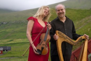 Die färöische Geigerin Angelika Nielsen und Harfenist Thomas Loefke verbinden in ihren Klanglandschaften ihre eigenen Kompositionen mit Musik von den Färöern und aus Irland. Foto: nh Die färöische Geigerin Angelika Nielsen und Harfenist Thomas Loefke verbinden in ihren Klanglandschaften ihre eigenen Kompositionen mit Musik von den Färöern und aus Irland. Foto: nh