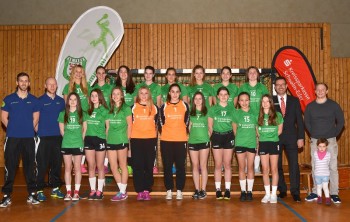 Die Handballmädels im ihrem stilvollen Look, natürlich im Kirchhof-Grün. Mit dabei auch auf der linken Seite das 09-Trainerduo Alexander Lubadel und Eugen Gisbrecht (beide w Jugend C) und auf der rechten Seite Sparkassendirektor Thomas Gille und Jugendtrainer Christian Denk (w Jugend B) mit Tochter Leni. Foto: nh