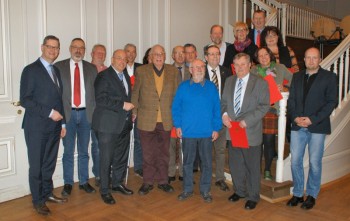 Thorsten Schäfer-Gümbel, Lothar van Eikels, Ralf Niebeling, MdB Dr. Edgar Franke, Uwe Tomaselli, Evemarie Klein (verdeckt), Dr. Ehrhart Appell, Roland Wex, Olaf Schüssler, Valentin Sinning, Karl-Heinz Dietzel, Albin Schicker, Dr. Renate Mahler-Heckmann und Jan Rauschenberg (vorne v.l.) sowie Erwin Heckmann, Ulrike Hund, MdL Günter Rudolph und Maike Römmling (hinten v.l.). Foto: nh 