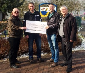 Frank Metzler, Sven Damm, Ralf Sommer und Willi Grunewald (v.l.) bei der Spendenübergabe am 26. Februar vor dem Niedensteiner Kindergarten Arche Noah. Foto: nh Frank Metzler, Sven Damm, Ralf Sommer und Willi Grunewald (v.l.) bei der Spendenübergabe am 26. Februar vor dem Niedensteiner Kindergarten Arche Noah. Foto: nh