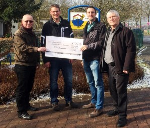 Frank Metzler, Sven Damm, Ralf Sommer und Willi Grunewald (v.l.) bei der Spendenübergabe am 26. Februar vor dem Niedensteiner Kindergarten Arche Noah. Foto: nh