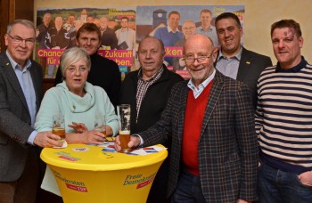 Gruppenfoto beim internen Absacker: Reinhold Hocke (Vorsitzender FDP-Ortsverband Malsfeld),  Marion Viereck (Vorsitzende FDP-Stadtverband Melsungen) Benjamin Giesen, Friedel Wenderoth (beide FDP Malsfeld), Dieter Posch (Staatsminister a.D.), Nils Weigand (Vorsitzender FDP-Keisverband Schwalm-Eder) und Ralf-Urs Giesen (FDP-Gemeindevertreter Malsfeld) (v.l.). Foto: nh