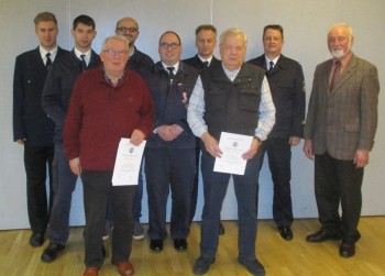 Marcel Scholz, Alexander Homma, Karl Dunczewski, Axel Sachs, Torsten Möller, Wehrführer Bernd Weitzel, Dieter Rosenthal, Stadtbrandinspektor Thomas Thiel und Stadtrat Willi Schaaf (v.l.). Foto: nh Marcel Scholz, Alexander Homma, Karl Dunczewski, Axel Sachs, Torsten Möller, Wehrführer Bernd Weitzel, Dieter Rosenthal, Stadtbrandinspektor Thomas Thiel und Stadtrat Willi Schaaf (v.l.). Foto: nh