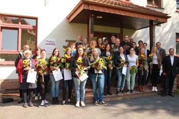 26 Frauen und Männer absolvierten an der Hephata-Akademie für soziale Berufe die Ausbildung der Heilerziehungspflege. Foto: nh 26 Frauen und Männer absolvierten an der Hephata-Akademie für soziale Berufe die Ausbildung der Heilerziehungspflege. Foto: nh