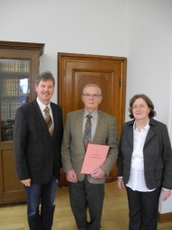 Bürgermeister Klemens Olbrich, Ortsgerichtsvorsteher Heinrich Scheuer sowie die Direktorin des Amtsgerichtes Schwalmstadt, Dr. Gudrun Labenski (v.l.). Foto: nh