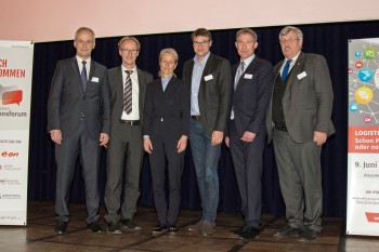 MoWiN.net-Vorstandsvorsitzender Jörg Paul, deENet-Vorstandsvorsitzender Dr. Thorsten ebenrt, IHK-Hauptgeschäftsführerin Sybille von Obernitz, Industry Leader Technology Google Deutschland Stefan Hentschel, Regionalmanager Holger Schach und Regierungspräsident Dr. Walter Lübcke (v.l.). Foto: Regionalmanagement Nordhessen GmbH MoWiN.net-Vorstandsvorsitzender Jörg Paul, deENet-Vorstandsvorsitzender Dr. Thorsten ebenrt, IHK-Hauptgeschäftsführerin Sybille von Obernitz, Industry Leader Technology Google Deutschland Stefan Hentschel, Regionalmanager Holger Schach und Regierungspräsident Dr. Walter Lübcke (v.l.). Foto: Regionalmanagement Nordhessen GmbH