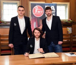 Goldene Sportehrenplakette für Selin, Maric und Rnic. Foto: Hartung