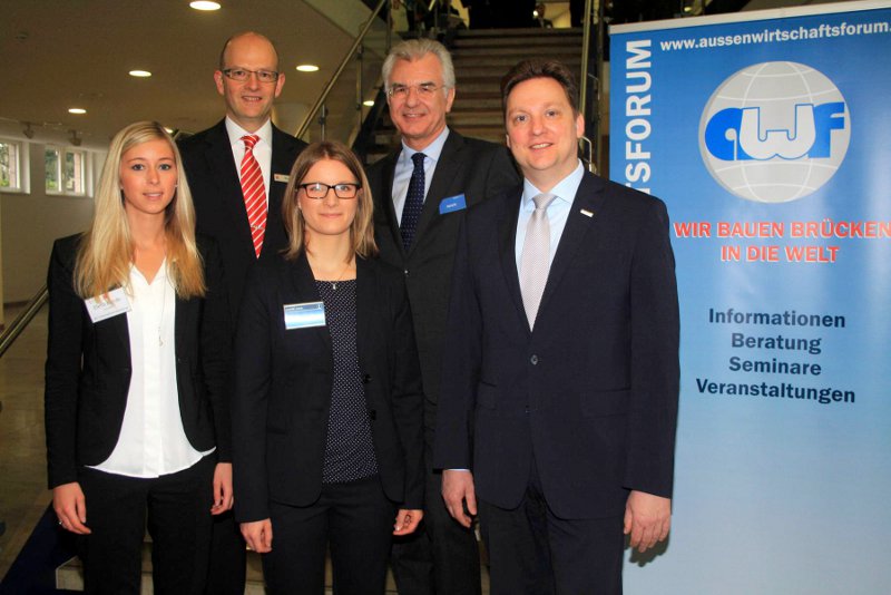 Zahlreiche Unternehmen Und Institutionen Aus Der Region Haben Den 5 Nordhessischen Aussenwirtschaftstag Unterstutzt In Diesem Jahr Waren Von Links Als Partner Elena Rohde Iac Wolfhagen Markus Brede Kasseler Sparkasse Nicole Wittich Kuhne Nagel 