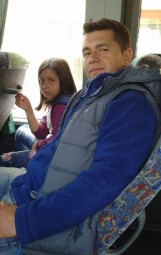 Islam Bashadost, 35 Jahre, und Fatima Bashadost, 11 Jahre, Afghanistan, im Bus während ihrer Einreise nach Deutschland, heute Wabern. Foto: nh