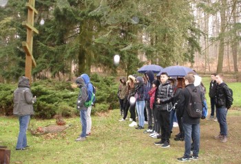 Schüler derneunten Jahrgangsstufe des Schwalmgymnasiums an der Gedenkstätte Trutzhain. Foto: nh