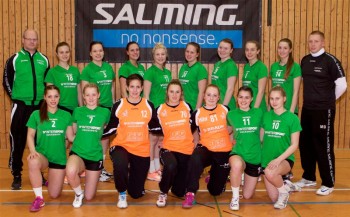 Im Bild von links, hinten: Betreuer Lars Günther, Anna Hertha, Lisa Heinemann, Sophia Christen, Alina Braun, Theresa Werner, Johanna Ulrich, Elisabeth Trieschmann, Lea Immelnkämper, Trainer Martin Denk; vorn: Hannah Grothnes, Lea Günther, Johanna Ludwig, Alicia Tewes, Paula Küllmer, Nora Minhöfer, Elisa Führ. Foto: SG 09 Kirchhof