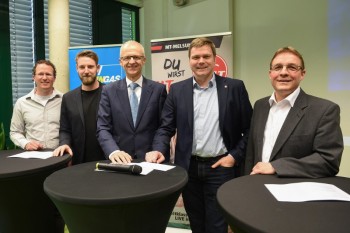 r. Andreas Albert, Philip Julius, (beide Institut f. Sport u. Sportwissenschaft, Uni Kassel), Dr. Gerhard König (Geschäftsführer Wingas), Axel Geerken (Vorstand MT Melsungen) und Prof. Dr. Volker Scheid (Institut f. Sport u. Sportwissenschaft, Uni Kassel) (v.l.). Foto: Uwe Zucchi