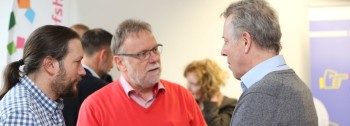 Projektleiter Fritz Gatzke (rechts) im Gespräch mit Erstem Stadtrat Detlef Schwierzeck(mitte) und Stadtjugendpfleger Michael Schott bei der Eröffnung des neuen Büros der Berufshilfe am Treysaer Marktplatz. Foto: nh hephata160404