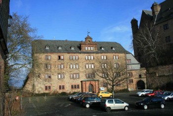 Das Hauptgebäude des Collegium Philippinum. Neben den Studentenzimmern sind hier noch Speisesaal, Küche, Bibliothek und der Gemeinschaftsraum untergebracht. Ein Gerücht besagt, dass es im ehemaligen Marstall angeblich immer noch nach Pferd riecht. Foto: Collegium Philippinum