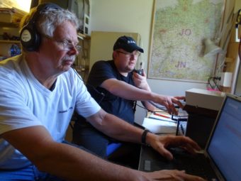 Erster Funkkontakt: (v.l.n.r.) Claus-Dieter Kopp (DK8WG) und Michael Manns (DL2MI). Foto: Markus Neumann