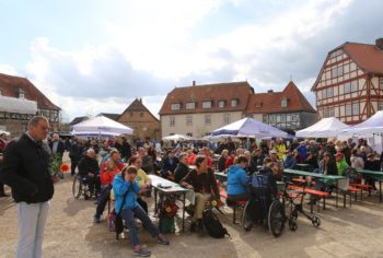 Rund 200 Teilnehmer kamen zu dem Aktionstag auf den Paradeplatz in Ziegenhain. Foto: nh Rund 200 Teilnehmer kamen zu dem Aktionstag auf den Paradeplatz in Ziegenhain. Foto: nh
