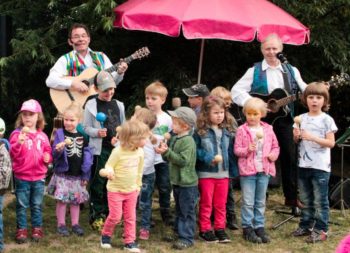 Wolfgang Hering und Harald Wehnhardt begeistern mit Kinder-Mitmachhits. Foto: Kultursommer Nordhessen Wolfgang Hering und Harald Wehnhardt begeistern mit Kinder-Mitmachhits. Foto: Kultursommer Nordhessen