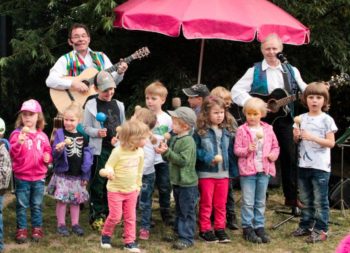 Wolfgang Hering und Harald Wehnhardt begeistern mit Kinder-Mitmachhits. Foto: Kultursommer Nordhessen