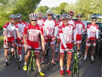 Zufriedene Mienen nachdem sie erfolgreich den Rotkäppchen- Radmarathon bewältigt haben: Christian Sippel, Stephan Warlich, Dennis Zülch, Steffen Stibale, Ulrich Bachmann, Dieter Vaupel, Timo Zarth, Mirco Holzhauer und Mario Knierim (v.l.). Es fehlen auf dem Foto: Enno Rocky und Markus Simon. Foto: nh