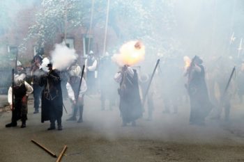 Schützengilde 1517 Landau präsentiert Gefecht aus dem 17. Jahrenhundert. Foto: nh Schützengilde 1517 Landau präsentiert Gefecht aus dem 17. Jahrenhundert. Foto: nh