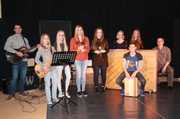 Johannes Fink (Leiter der Band), Luise Günther, Laura Knuth, Justina Andriuskeviciute, Hanna Walter, Paula Marie Zülch, Alida Scheibli,  Henry Werner und  Thomas Frankfurth (Leitung der Pausenmusik) (v.l.). Foto: nh