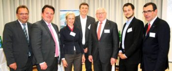 Landrat Winfried Becker, Björn Bauer, Sybille von Obernitz (IHK-Hauptgeschäftsführerin), Markus Schott, Prof. Dr. Martin Viessmann (IHK-Präsident), Steffen Müller (Keynote-Speaker) und Karl-Otto Winter (Vorsitzender des IHK-Regionalausschusses sowie Gastgeber und Referent) (v.l.). Foto: nh