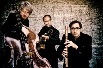 Wildes Holz, das sind Tobias Reisige (Flöten), Anto Karaula (Gitarre) und Markus Conrads (Kontrabass). Foto: Kultursommer Nordhessen Wildes Holz, das sind Tobias Reisige (Flöten), Anto Karaula (Gitarre) und Markus Conrads (Kontrabass). Foto: Kultursommer Nordhessen
