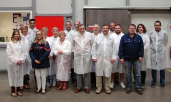 Im Wareneingangsbereich: 15 Pädagogen informierten sich darüber, wie Blutplasma gewonnen und gelagert wird. Foto: nh Im Wareneingangsbereich: 15 Pädagogen informierten sich darüber, wie Blutplasma gewonnen und gelagert wird. Foto: nh